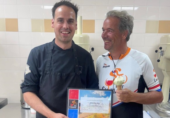 IJssalon Kees ontvangt oorkonde Tour Culinair
